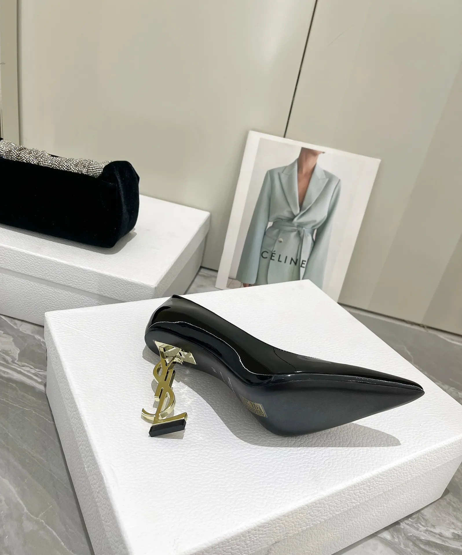 👟👟Ex-factory price 560👟👟 YSL Yves Saint Laurent’s fashionable logo and high heels are new✔️✔️✔️ Only YSL understands women’s hearts best! The exquisite shoe last and the original molded custom logo heel are also the biggest highlights of this pair of shoes! The upper is exquisite and high-end! Full of goddess style🥂 💙 Upper: imported calf leather, cow patent leather 💙 Lining: imported 🐑 sheep leather 💙 Sole: imported leather outsole 💙 Height: 9cm 💙 Color: black paint with gold, black leather with black 💙 Size: 35-39 💙 (Full package)